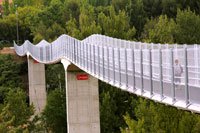 La pasarela sobre el río Júcar en Cuenca y la escuela Fuerte el Príncipe de Pamplona, premios Construmat