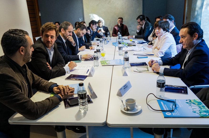 Mesa de debate del desayuno editorial sobre retail y logística de observatorio inmobiliario.