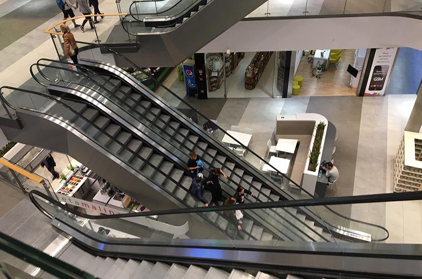 La afluencia en los centros comerciales baja un 2,4% en agosto respecto al mes anterior