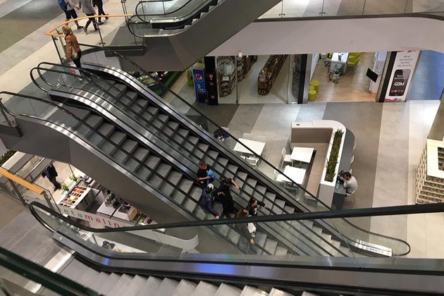 La afluencia en los centros comerciales baja un 2,4% en agosto respecto al mes anterior