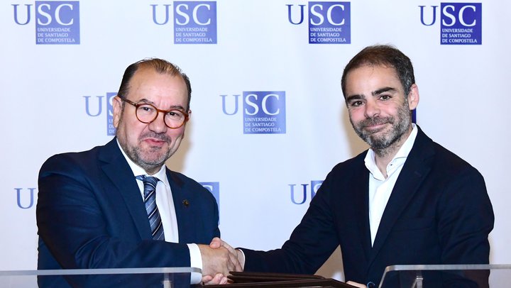 Antonio López Díaz, rector de la Universidade de Santiago de Compostela, y Enrique Sánchez-Rey, director de BESTINVER Activos Inmobiliarios en la firma del acuerdo.