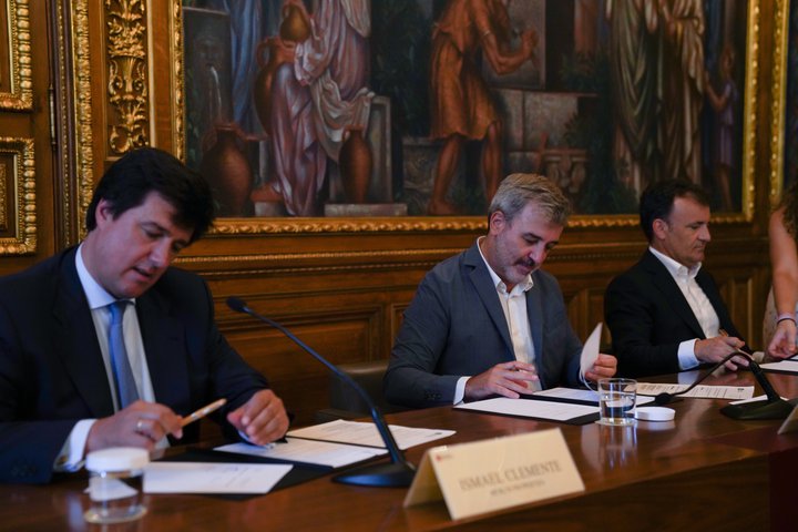 Ismael Clemente firma un convenio con el Ayuntamiento de Barcelona y Colonial para la reurbanización de los jardines de Clara Campoamor