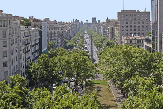Las afluencias peatonales en las calles comerciales de Barcelona resisten las medidas COVID-19
