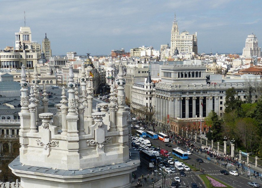 Madrid aprueba el Plan Reside para limitar las viviendas turísticas y reforzar el uso residencial