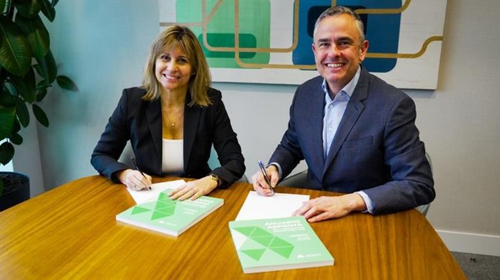 Carolina Roca, presidenta de ASPRIMA, y Arturo Malingre, socio de Grupo Iberinmo, durante la firma del acuerdo.