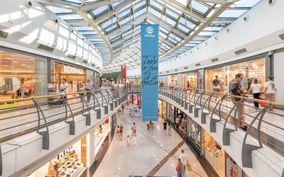 Rivoli cierra la compra del centro comercial AireSur con Santander