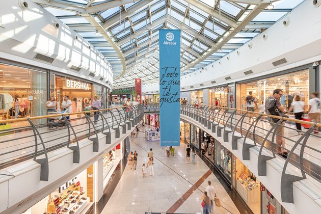 Rivoli cierra la compra del centro comercial AireSur con Santander