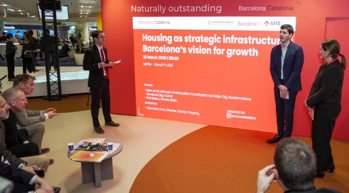 De izquierda a derecha: Alexandre Lima, Raúl Blasco y Elena Amat - MIPIM 2026