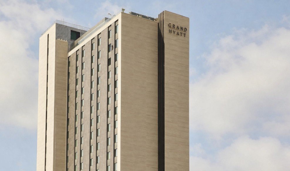 Blasson y Axa ponen a la venta el hotel Sofía de Barcelona