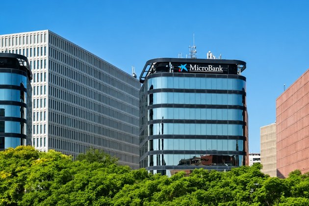 CaixaBank adquiere la torre de MicroBank en Barcelona por más de 20 millones