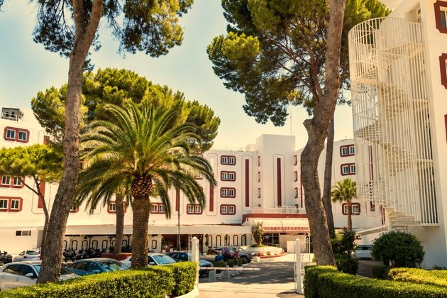 Stoneweg y Bain venden el hotel Mongibello Ibiza al Grupo Ramat por 60 millones