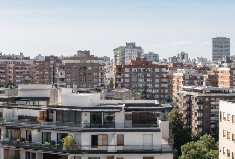 La compraventa de vivienda cae un 11,8% en mayo mientras los precios suben un 8,8%