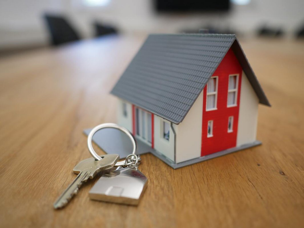 La compraventa de viviendas cae un 11,4% interanual en mayo
