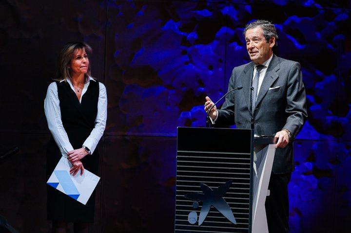 Carolina Roca, presidenta de ASPRIMA, y Luis Cabanas, director de Banca de Empresas de CaixaBank