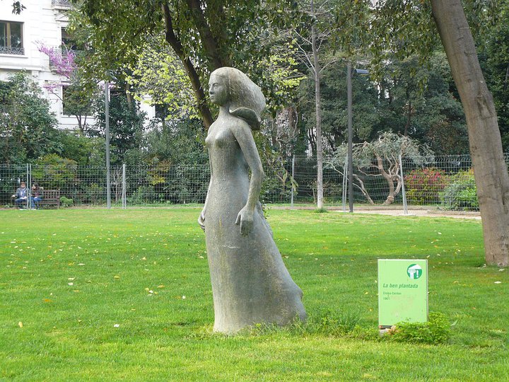 Escultura &#x27;La bien plantada&#x27;, de Eloïsa Cerdan, en el Turó Park de Barcelona