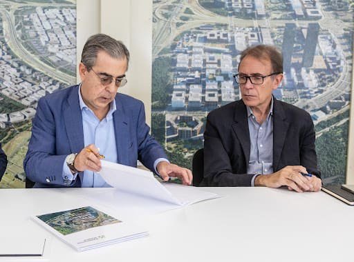 De I a D: Luis Roca de Togores, presidente de Valdecarros Madrid; y Manuel Pazos, director general de Obras e Infraestructuras del Ayuntamiento de Madrid.