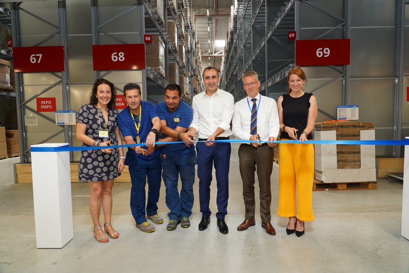 corte de cinta en la inauguración del nuevo centro logístico de ikea