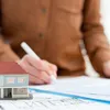 Las compraventas de viviendas caen un 15% en septiembre y las hipotecas un 23%