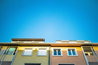 Las compraventas de viviendas inscritas caen un 5,7% interanual