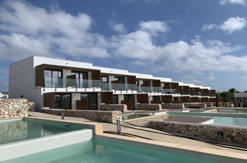 Mazabi formaliza la compra de un hotel en Menorca y una finca en Formentera