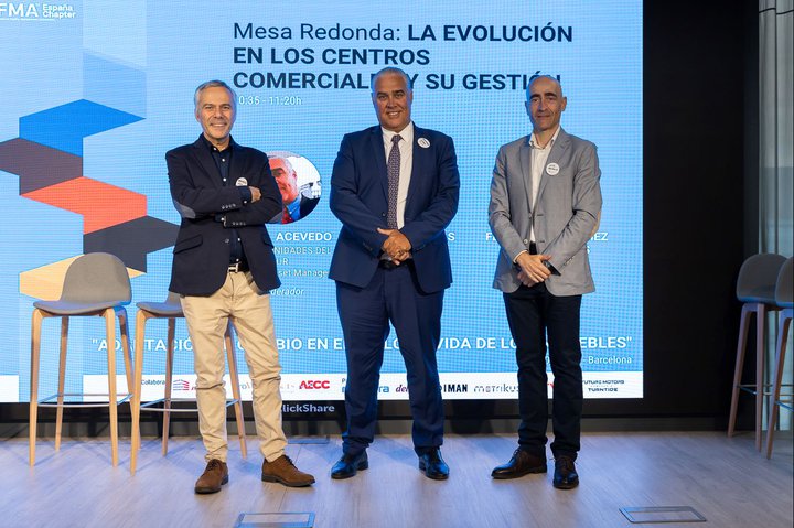 FERNANDO SÁNCHEZ DE LA MATAS (FSM ARQUITECTOS), JOSÉ ANTONIO ACEVEDO (IFMA ESPAÑA) Y LUIS BARAJAS (GENTALIA)