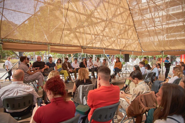 Mesa redonda sobre arquitectura en el pabellón del festival
