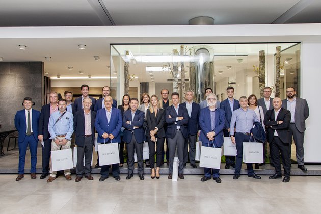 La junta gestora de la Asociación de Gestoras de Viviendas de Madrid (AGVI) visita las instalaciones de Porcelanosa Grupo