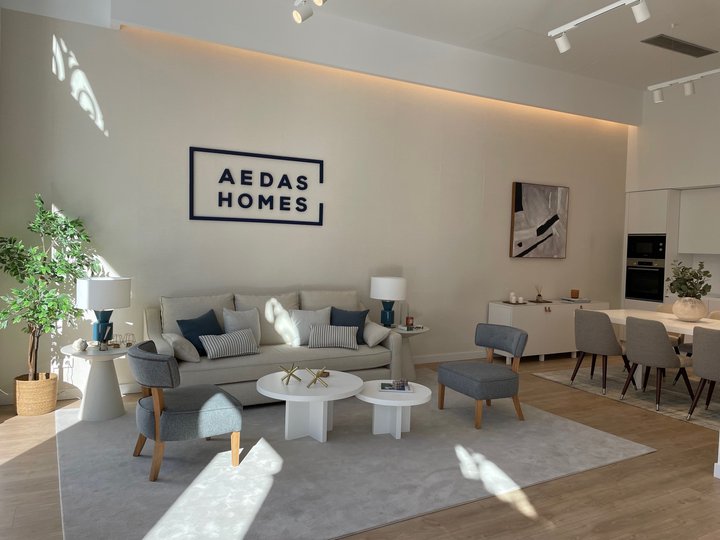 Salón comedor piloto en la nueva oficina de AEDAS Homes en Valladolid