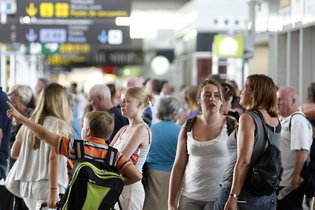 España recibe 10,5 millones de turistas internacionales en julio, un 10,1% más que en el mismo mes de 2016
