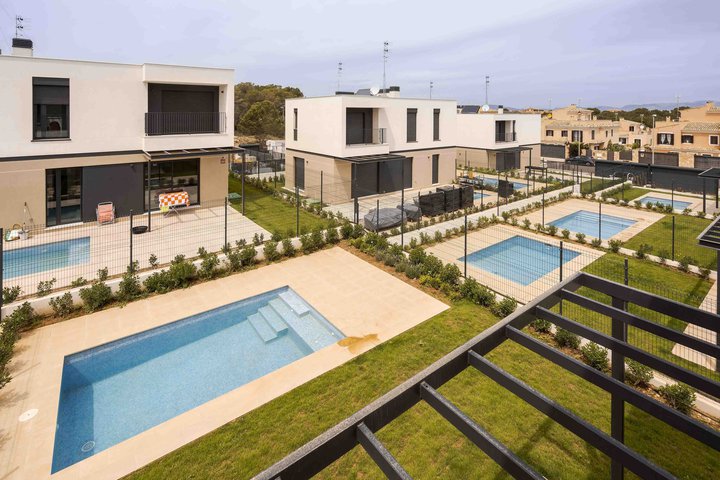 Varias viviendas de la promoción Eneida de AEDAS Homes en Llucmajor, Baleares.