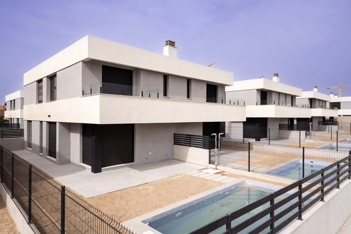 Varias viviendas y piscinas privadas de la promoción Amaire Villas III de AEDAS Homes en San Juan de Alicante.