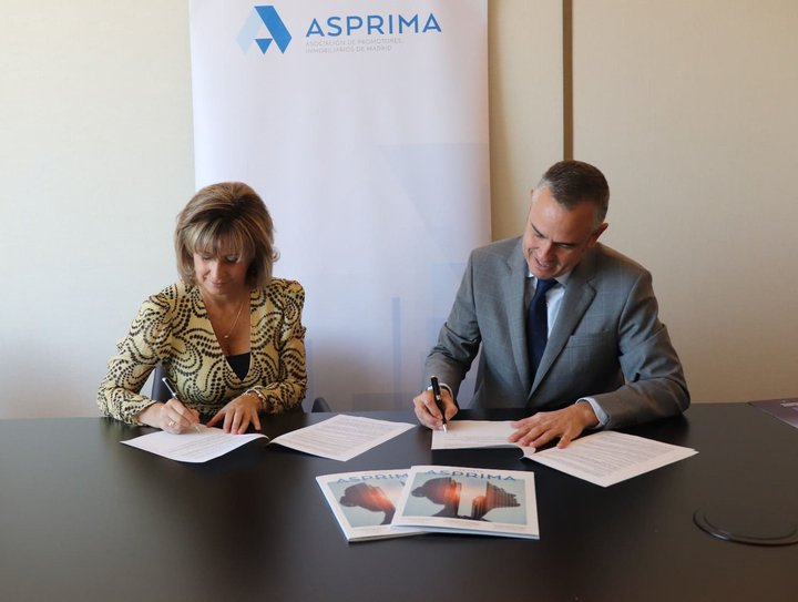 Carolina Roca, presidenta de ASPRIMA, y Arturlo Malingre, socio y director de Iberinmo.