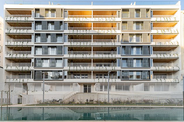 Arcano finaliza su edificio residencial con parking 100% electrificado