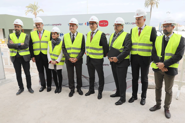 El alcalde de Málaga visita las obras de remodelación del centro comercial Carrefour Los Patios