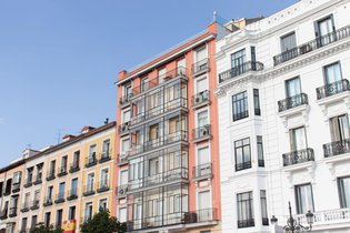 Las compraventas de viviendas inscritas caen un 10,5% interanual en julio
