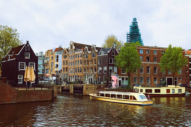 Ámsterdam prohíbe la construcción de nuevos hoteles para combatir el turismo masivo