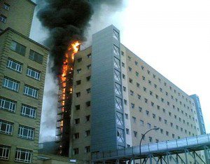 Seguridad contra incendios en hoteles: los expertos recomiendan instalar rociadores automáticos