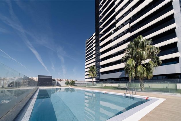 Stoneweg vende las viviendas de una de sus torres residenciales en Madrid
