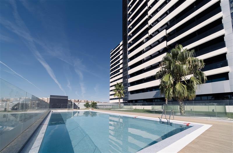 Stoneweg vende las viviendas de una de sus torres residenciales en Madrid