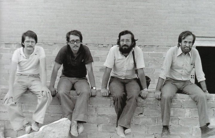 Jordi Viola (a la derecha) junto con los otros tres arquitectos que proyectaron el pueblo de Sant Jordi de Cercs, núcleo donde se trasladaron los habitantes de Sant Salvador de la Vedella con motivo de la construcción del Pantano de La Baells en la década de los 70.