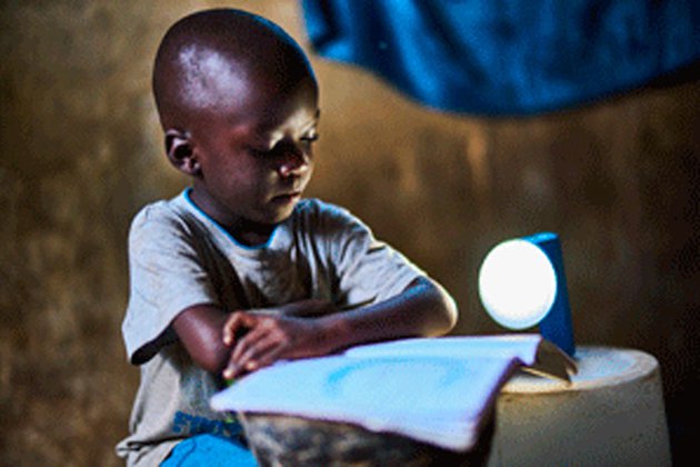 Compromiso de VELUX para dar vida y luz en  Zambia con las lámparas Natural Light