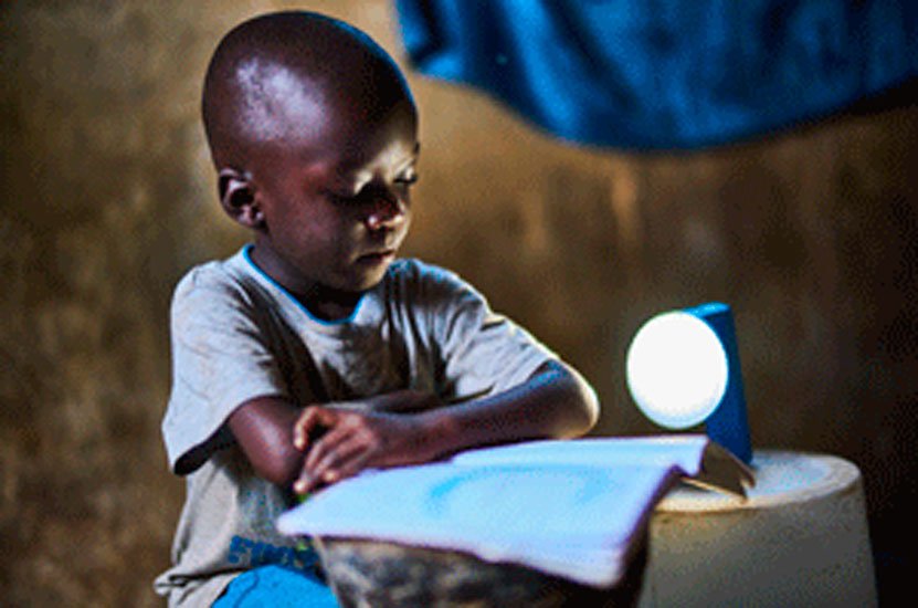 Compromiso de VELUX para dar vida y luz en  Zambia con las lámparas Natural Light