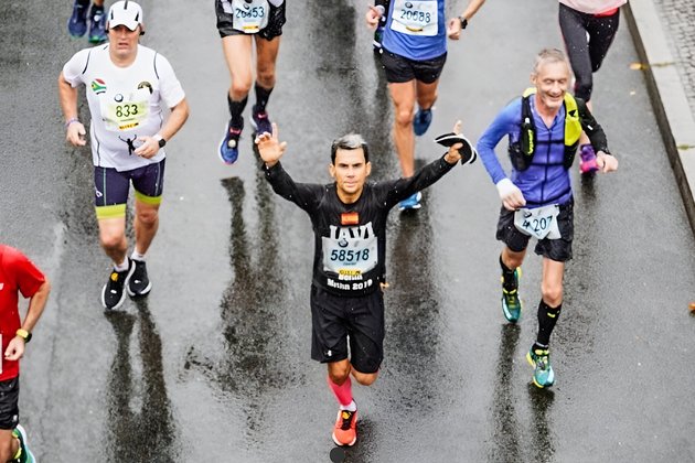 Javier Hortelano une deporte y solidaridad en la Maratón de Valencia