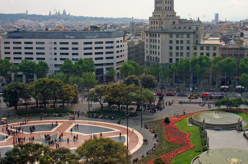 De la banca al retail: la transformación de la Plaza Cataluña de Barcelona desde la llegada de Apple