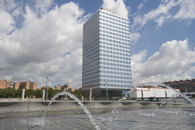 Iberdrola Inmobiliaria alquila a DENTSPLY Sirona Iberia 1.200 m2 de oficinas en el edificio Torre Auditori del complejo Porta Firal, en Barcelona