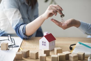 La compraventa de viviendas baja un 7,3% interanual