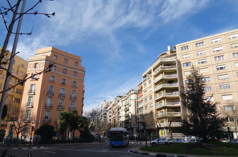 Madrileños y barceloneses recortan su presupuesto para comprar una vivienda