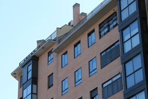 La compraventa de viviendas cae un 32,4% interanual en julio, pero sube un 20% mensual