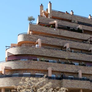 La compraventa de viviendas baja un 1 % en octubre, pero aumenta un 17% en el conjunto del año